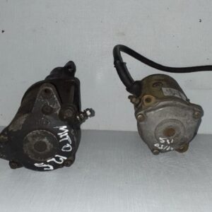 Vista de dos motores de arranque usados para moto Cagiva Mito 125, con referencias escritas a mano, sobre fondo blanco.