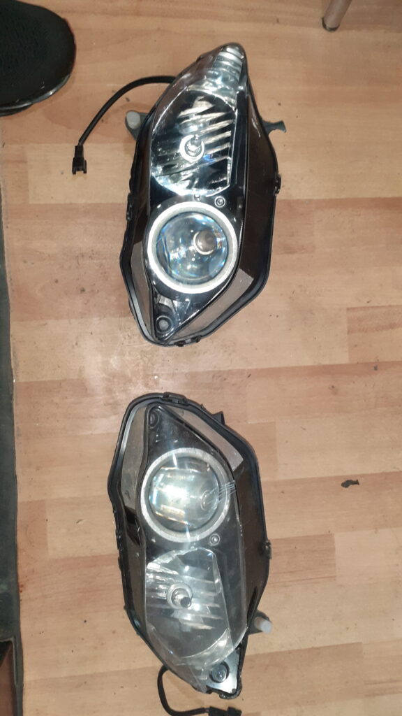 Pareja de ópticas de faros delanteros para Yamaha R1 modelos de los años 2004, 2005 y 2006.