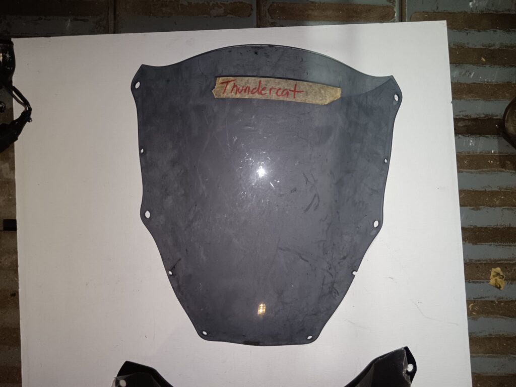 Cúpula ahumada usada para Yamaha YZF 600 Thundercat con cinta adhesiva y la inscripción manual "Thundercat".