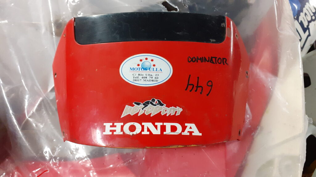 Careta frontal roja para Honda Dominator NX 650 del año 1989 con pegatinas y referencia original escrita en VAYAFABA.
