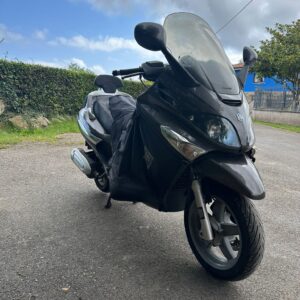 Scooter Piaggio X9 Evolution gris oscuro de segunda mano con manta térmica Tucano Urbano y cúpula alta en venta.
