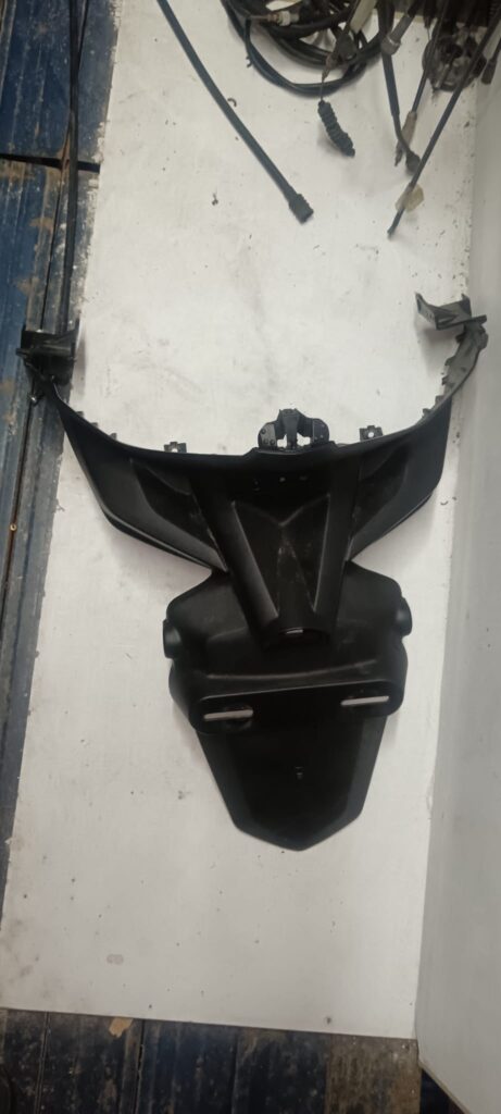 Portamatrículas trasero original Aprilia RS4 50 / GPR 125, plástico negro deportivo, recambio verificado en VAYAFABA.