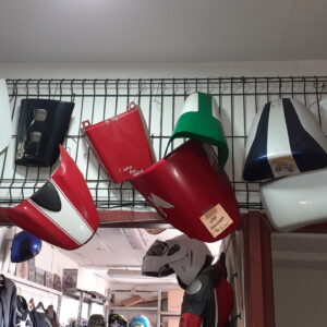 Varias tapas de asiento trasero monoplaza y colines para motos de diferentes marcas y modelos expuestos en VAYAFABA.