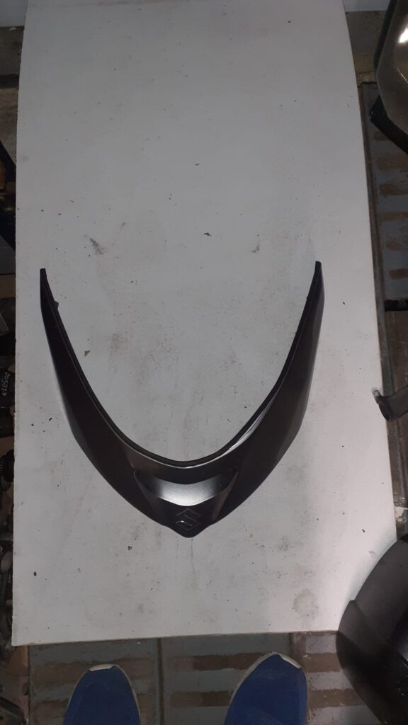 Carenado frontal Suzuki Burgman 400 gris oscuro metálico, pieza de plástico en forma de V. Recambio original usado.