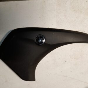 Tapa lateral delantera derecha original para scooter Yamaha Tricity 125. Color negro mate con emblema cromado Yamaha.