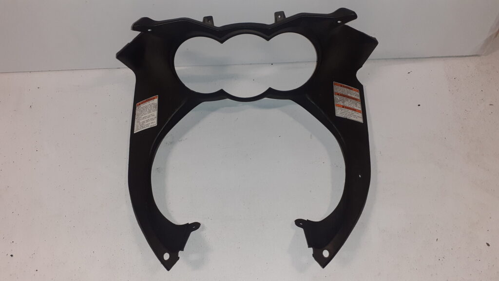 Cara frontal tapa de relojes Suzuki Burgman 650 (2005-2009). Plástico negro con indicación manuscrita K5-K9.