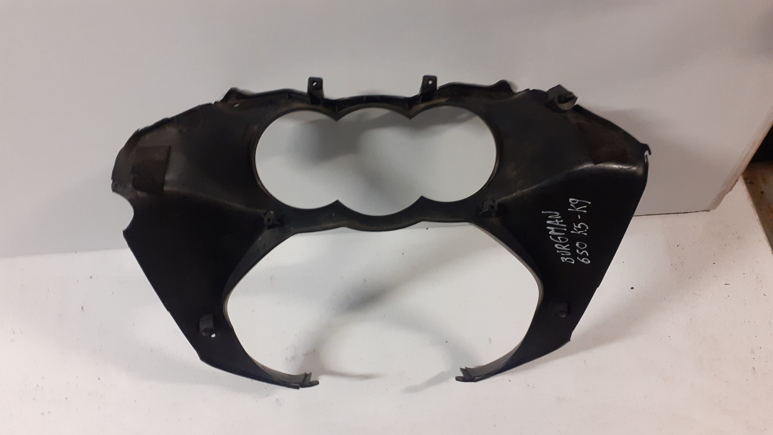 Vista trasera de la tapa de relojes para Suzuki Burgman 650 (2005-2009). Interior negro con anotaciones manuscritas.