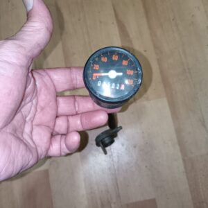 Primer plano del dial de un velocímetro Veglia Bressel para Montesa Cota, marcando 120 km/h y 3582 km.