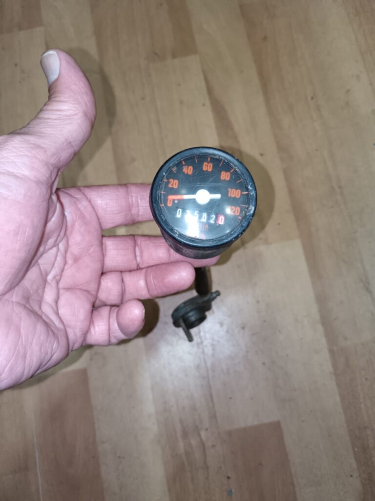 Primer plano del dial de un velocímetro Veglia Bressel para Montesa Cota, marcando 120 km/h y 3582 km.