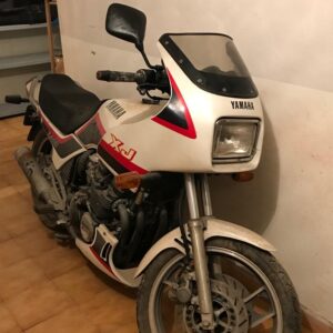 Vista frontal Yamaha XJ 600 blanca de 1988 con carenado original. Moto clásica completa matriculable como histórica.