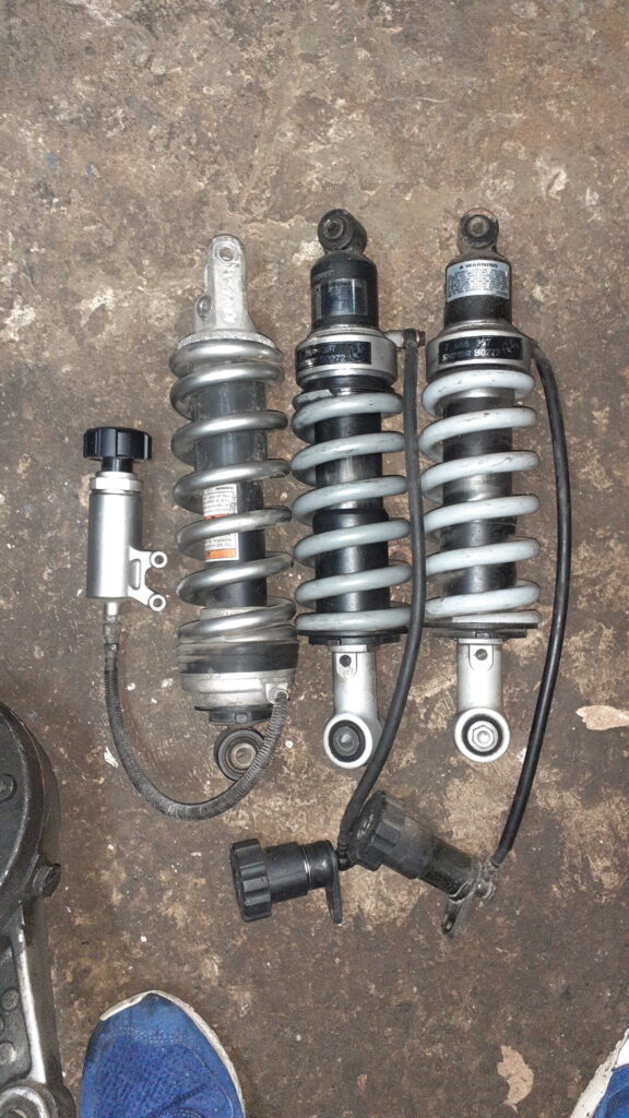 Amortiguadores traseros Showa para BMW R850, R1100 y R1150 (2002). Suspensión original revisada con ajuste de precarga.