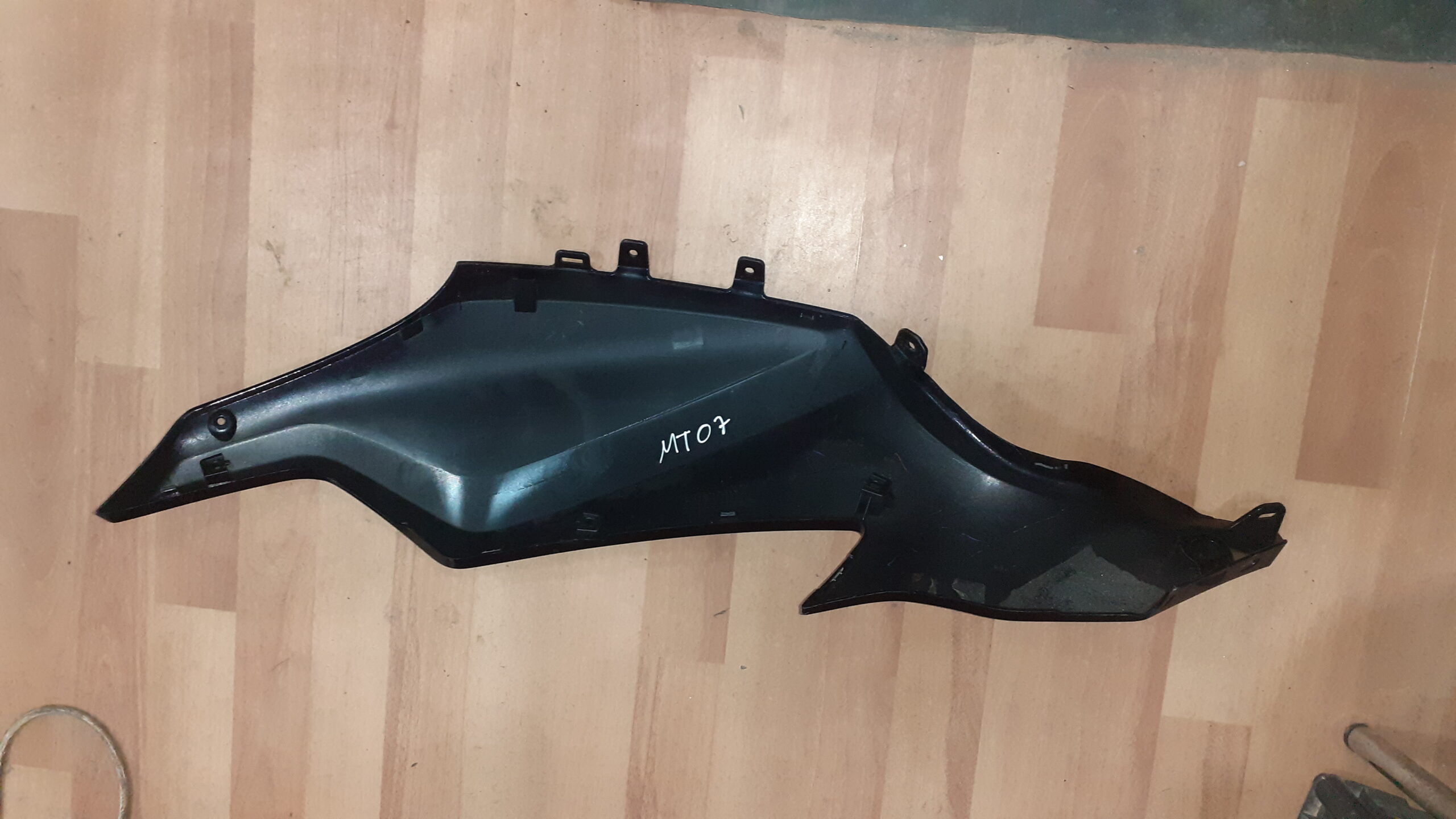Vista interior y estado de los soportes del carenado lateral derecho para Yamaha MT-07 modelos 2014 a 2017.