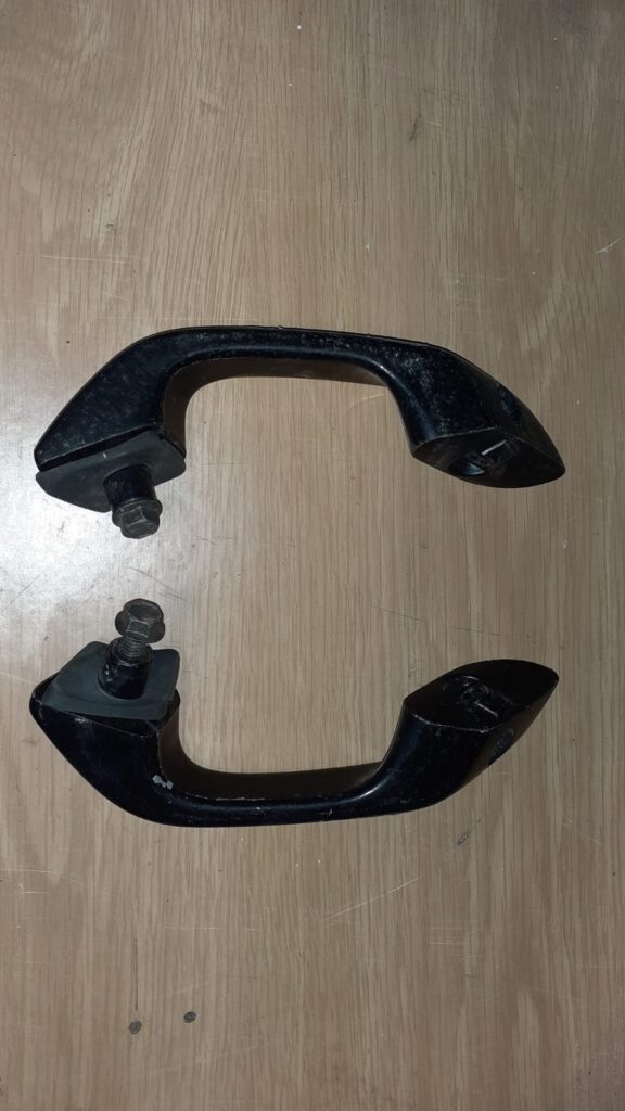 Juego de asas de pasajero originales para Suzuki GSX 750 F año 1993. Agarraderas traseras recuperadas en color negro.