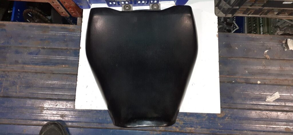 Asiento delantero de piloto original para Suzuki GSX 750 W año 1993. Tapizado negro en buen estado, recambio recuperado.