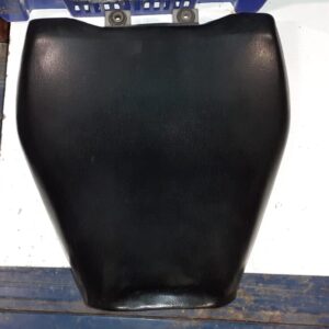 Asiento delantero de piloto original para Suzuki GSX 750 W año 1993. Tapizado negro en buen estado, recambio recuperado.