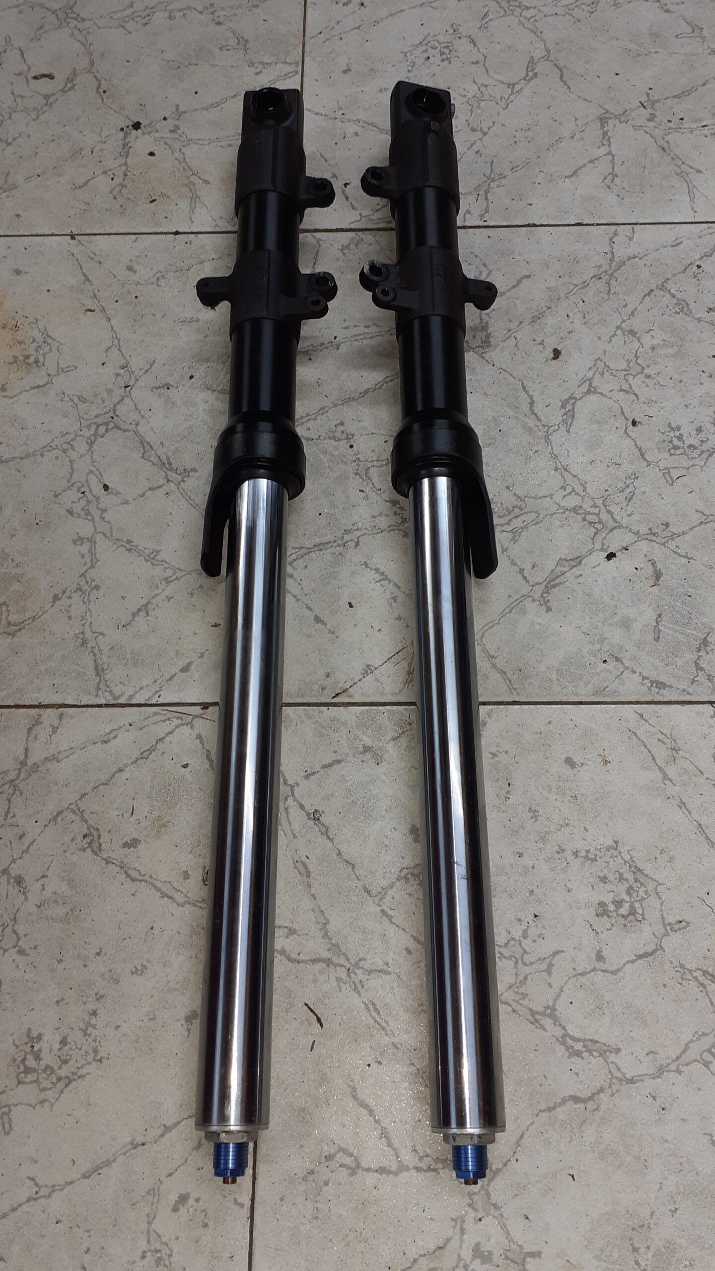 Juego completo de barras de horquilla recuperadas para Yamaha Fazer 600 año 2007 en buen estado para recambio original.