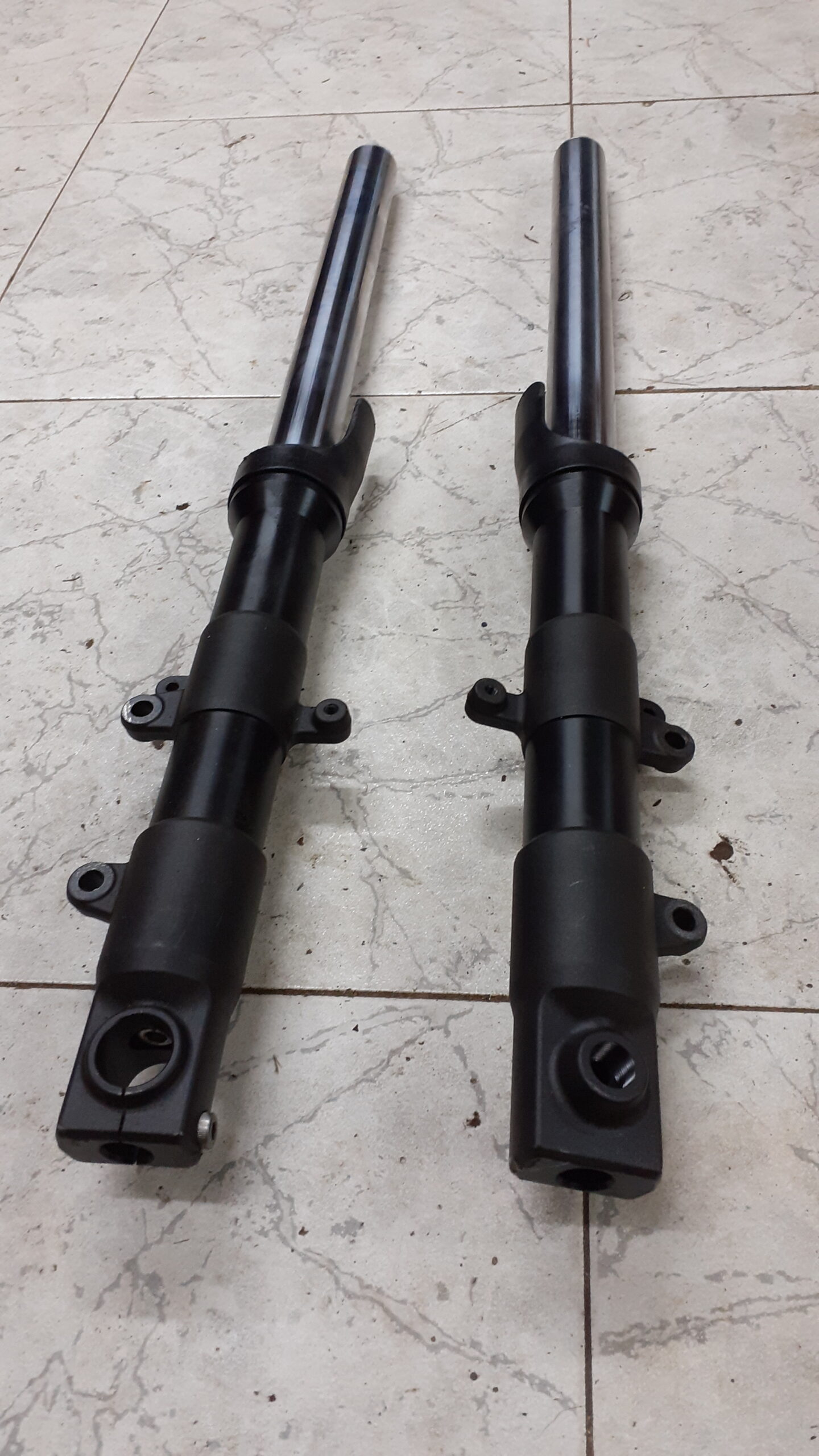 Pareja de barras de horquilla originales recuperadas para Yamaha Fazer 600 modelo 2007 en color negro y plata.