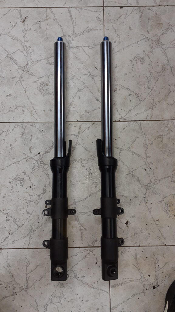 Barras de suspensión recuperadas para Yamaha Fazer 600 año 2007 en buen estado para recambio de horquilla original.