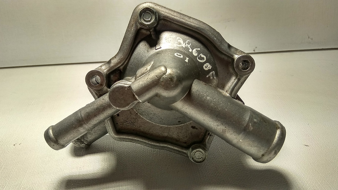 Vista frontal de la bomba de agua y refrigeración original para motocicleta Honda CBR 600 F año 2001.