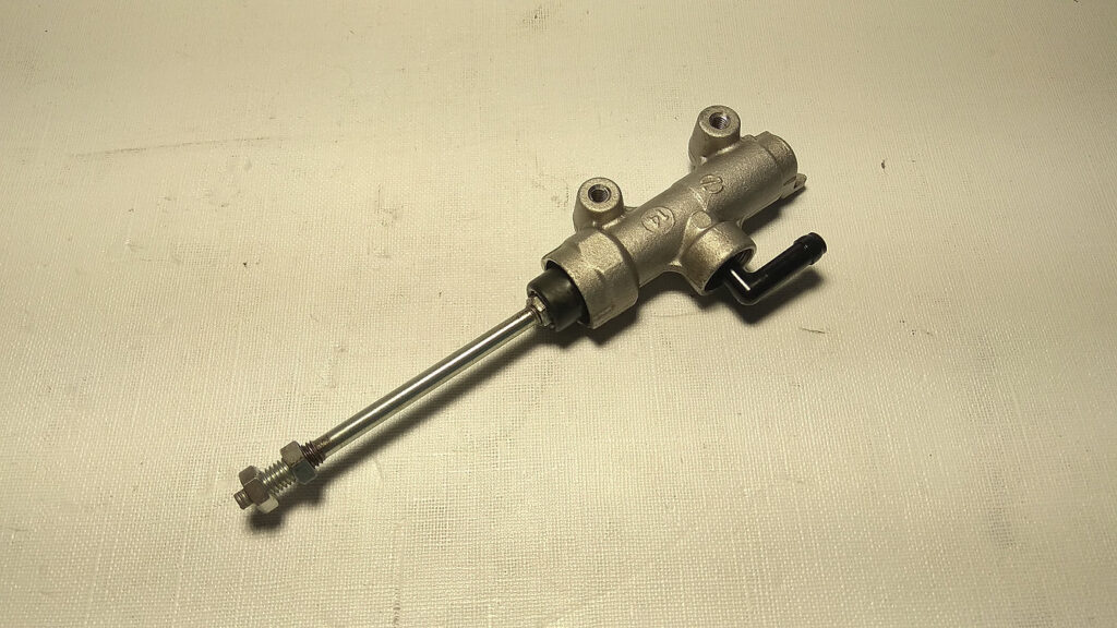 Bomba de freno trasera original para Suzuki V-Strom 650 modelo 2011. Cilindro maestro de freno trasero.