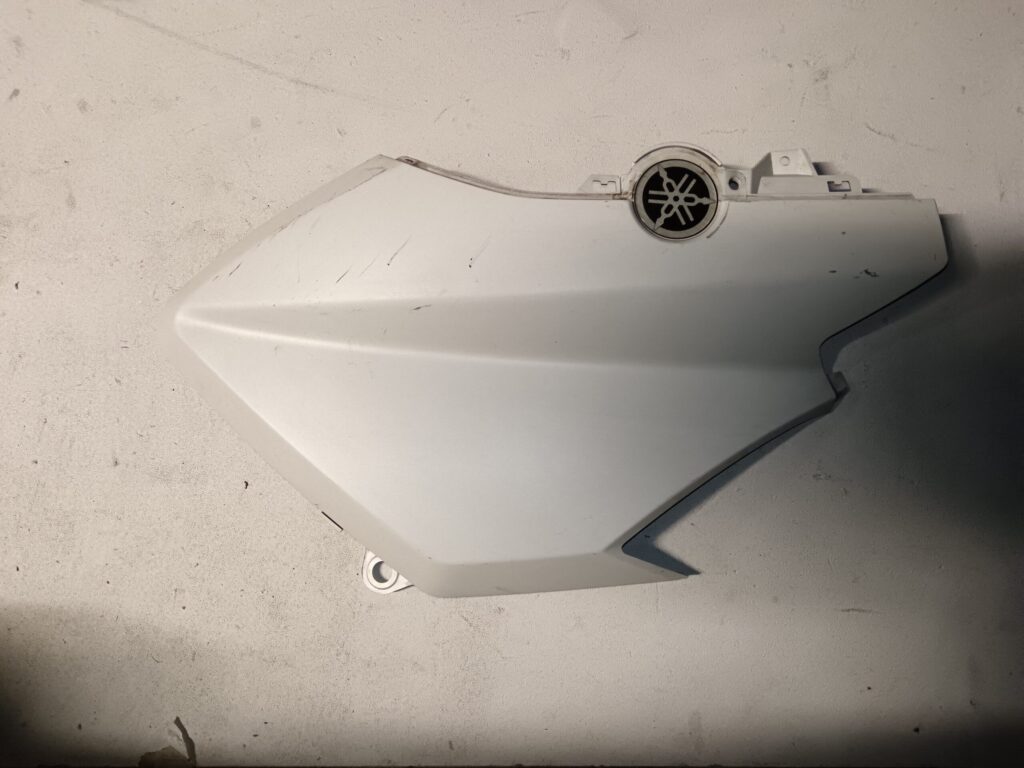 Carenado lateral derecho posterior original para Yamaha XMAX 125 en blanco, pieza de carrocería en buen estado.