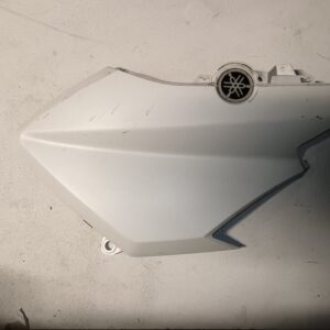 Carenado lateral derecho posterior original para Yamaha XMAX 125 en blanco, pieza de carrocería en buen estado.