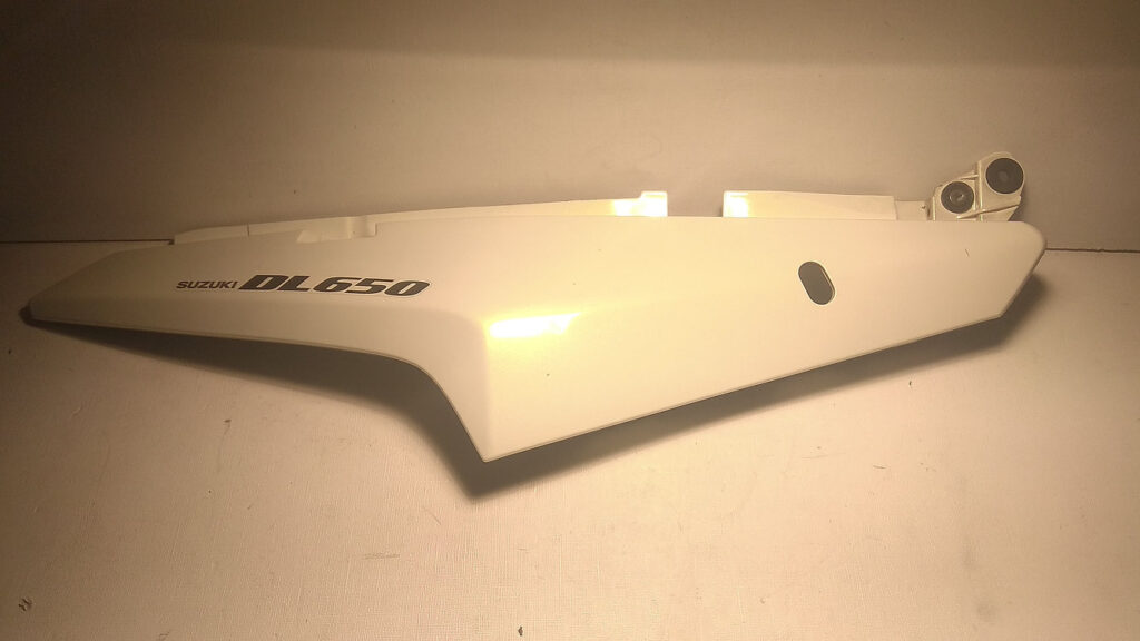 Cacha trasera derecha original en color blanco para Suzuki V-Strom 650 año 2011.