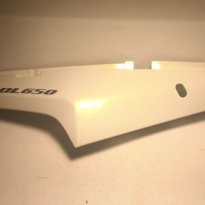 Cacha trasera derecha original en color blanco para Suzuki V-Strom 650 año 2011.