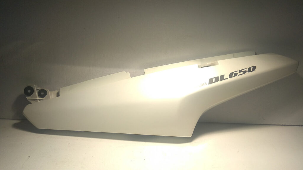 Cacha trasera izquierda original de color blanco para Suzuki V-Strom 650 modelo 2011.