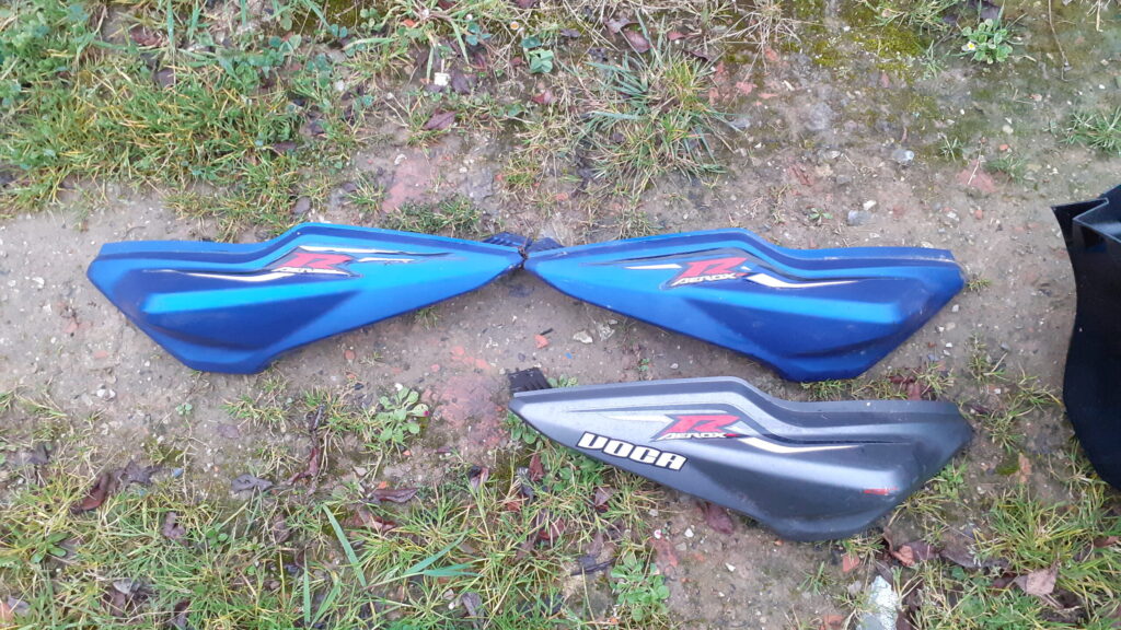 Cachas laterales Yamaha Aerox en azul y negro. Tapas de carenado originales con adhesivos Aerox R y Voca para recambios.