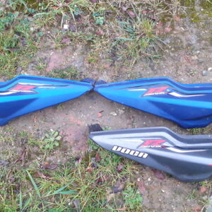 Cachas laterales Yamaha Aerox en azul y negro. Tapas de carenado originales con adhesivos Aerox R y Voca para recambios.