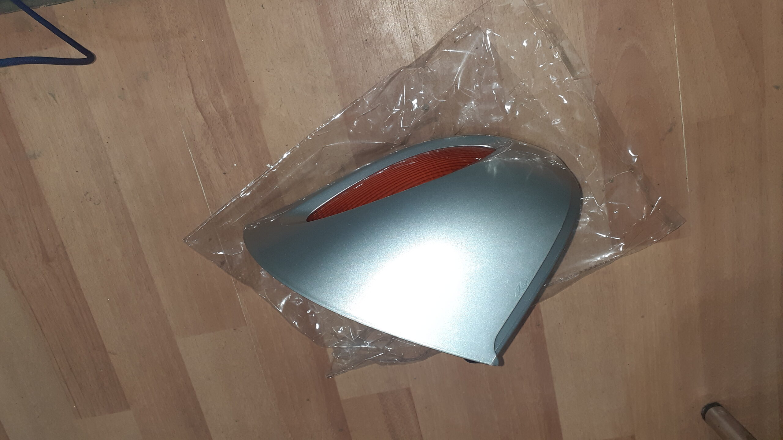 Vista superior de carcasa de retrovisor derecho para BMW R 1100 RT y R 850 RT en color gris plata con intermitente naranja.