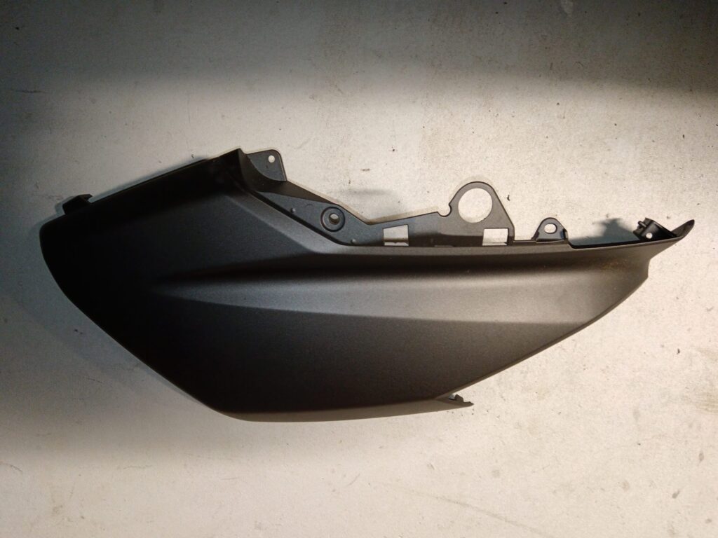 Carenado frontal derecho original para Yamaha NMAX en color negro mate, recambio de carrocería en buen estado.