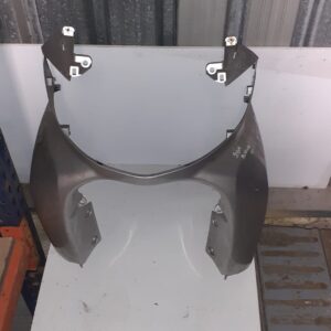 Carenado frontal gris Suzuki Burgman 400 año 2005, recambio original revisado para frontal de scooter, visto de frente.