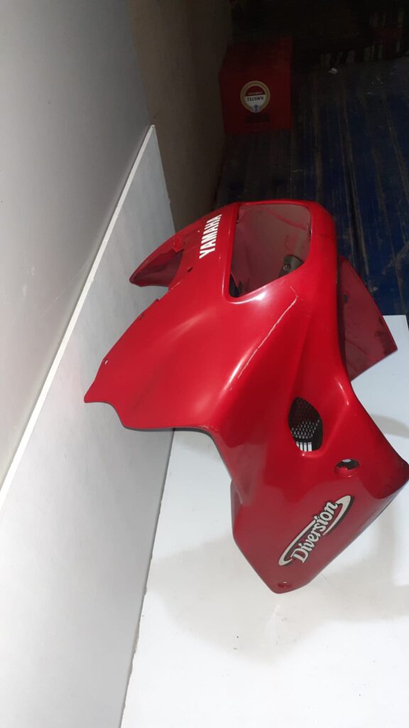 Carenado frontal original para Yamaha Diversion en color rojo, recambio nuevo a estrenar.