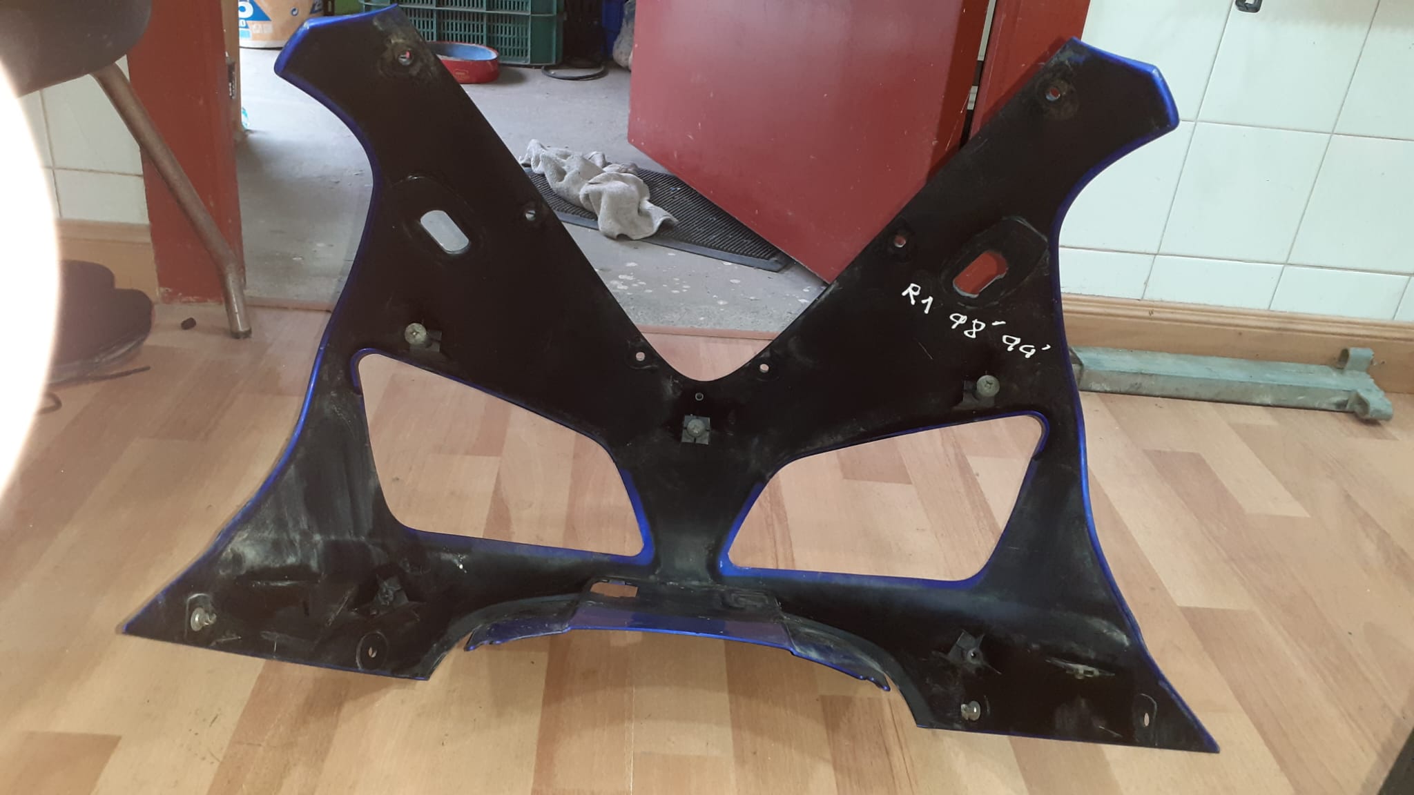 Vista interior y soportes de carenado frontal para Yamaha R1 (1998-1999), recambio azul recuperado en buen estado.