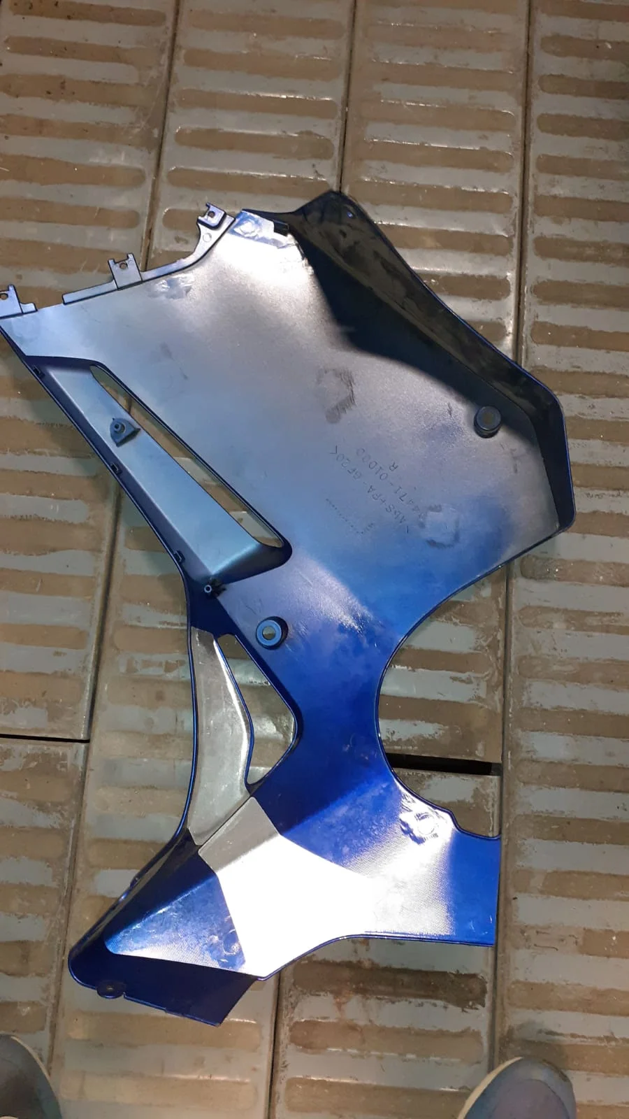 Vista interior carenado lateral derecho original Suzuki GS 500 F 2004 recuperado. Se observan anclajes y marca R.