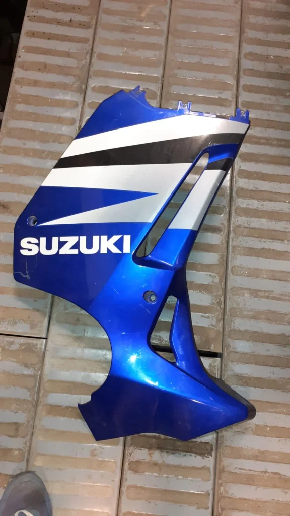 Carenado lateral derecho original Suzuki GS 500 F 2004 recuperado. Color azul y blanco con logotipo Suzuki visible.