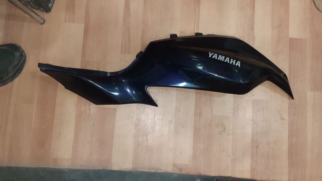 Carenado lateral derecho original para Yamaha MT-07 modelos 2014 a 2017 en color negro metalizado.
