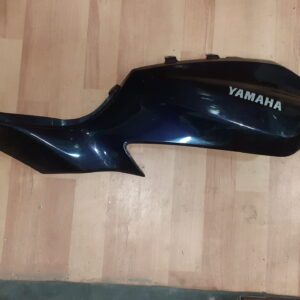 Carenado lateral derecho original para Yamaha MT-07 modelos 2014 a 2017 en color negro metalizado.