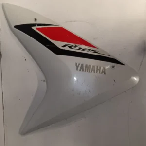 Carenado lateral derecho Yamaha YZF-R125 blanco con vinilos originales en rojo y negro. Recambio original 2014-2018.