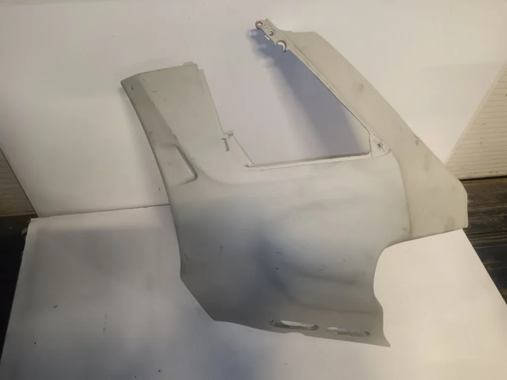 Carenado lateral derecho para Honda CBR 600 F1 (1987-1990) en imprimación gris, listo para lijar y pintar.