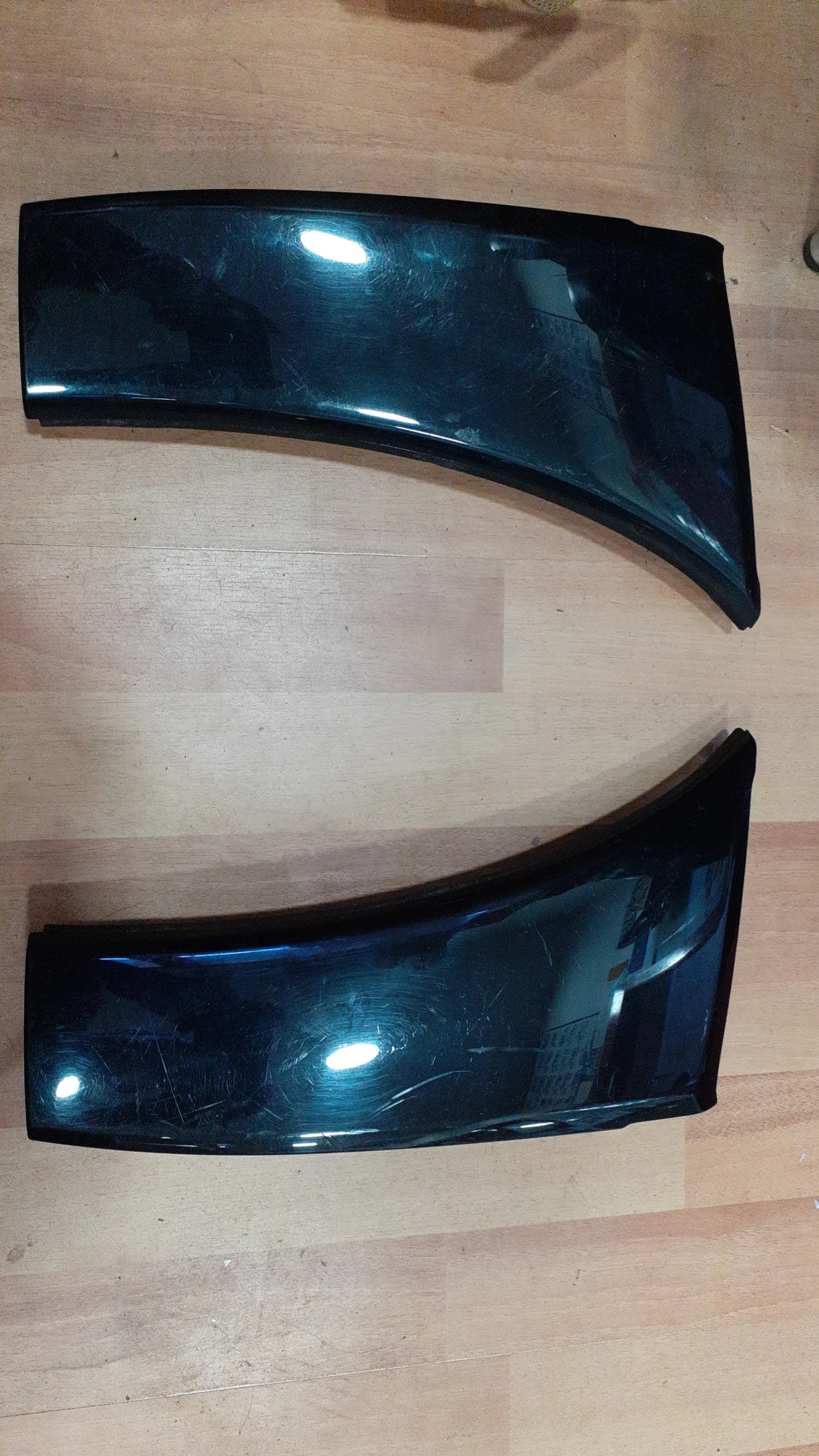 Pareja de carenados laterales delanteros en color negro para Yamaha T-Max 530 (2012-2014). Recambio de carrocería verificado.