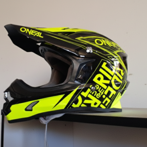 Casco motocross O'Neal amarillo flúor y negro talla M, vista perfil en estantería. Nuevo.