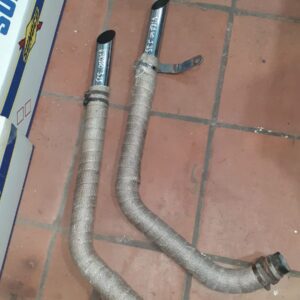 Colectores de escape para Yamaha Virago 535 con cinta térmica protectora y puntas cromadas sobre suelo.