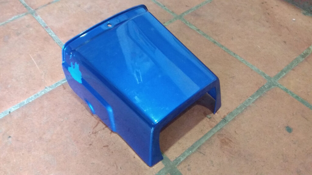 Colín trasero y guardabarros original en color azul para motocicleta clásica Yamaha XT 600 Ténéré año 1988.