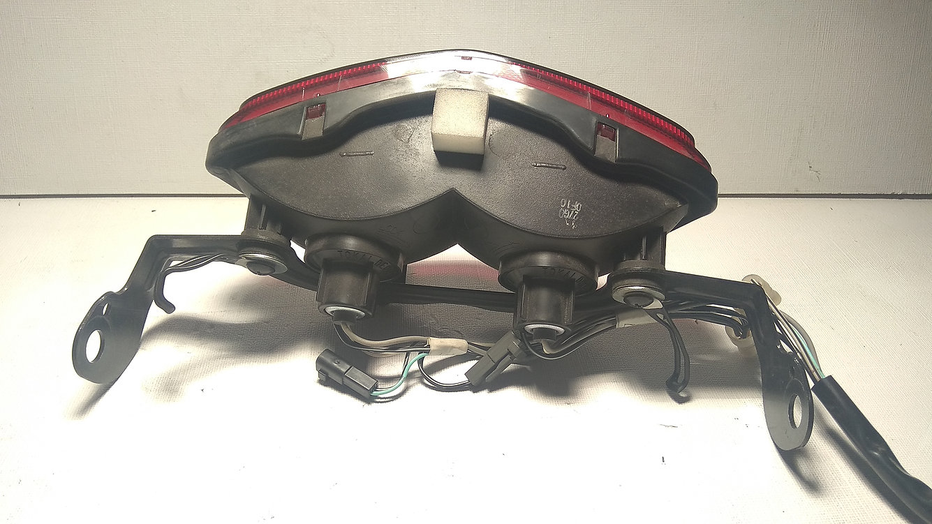 Vista trasera del cableado y conectores originales del piloto de freno Suzuki V-Strom 650 2011.