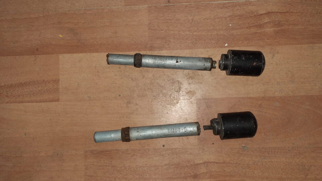 Pareja de contrapesos de manillar originales de Honda, compuestos por la pieza interna larga y el terminal negro externo.