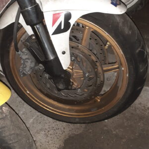 Adaptación de horquilla invertida Suzuki GSXR y frenos Nissin en rueda delantera de Honda VFR 750.