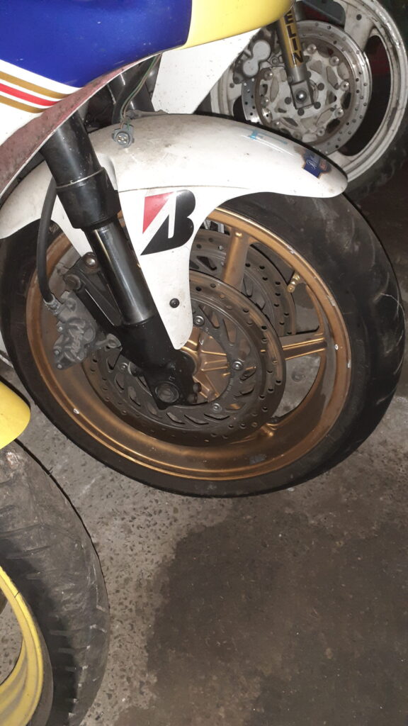 Adaptación de horquilla invertida Suzuki GSXR y frenos Nissin en rueda delantera de Honda VFR 750.